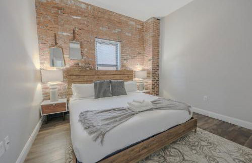 Lavishly Designed Home With Office Close to T - Photo 12