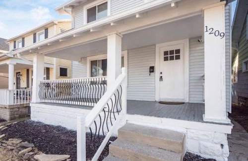 Oakwood Charm Family-Friendly 3BR Getaway - Photo 7