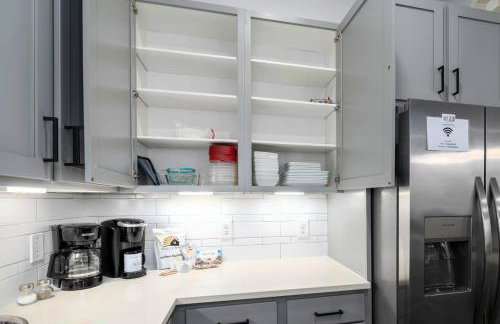 Luxury Apartment with Pool, Restaurants, Shopping) - Photo 38