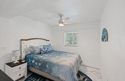 Private Bayfront Beach House with Dock, Steps to Beach and Restaurants - Foto 38