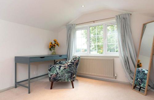 Hot Tub Free Parking 5 Bedroom Large Space - Photo 6