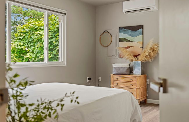 Inn the Poconos by Avantstay Private Lake Access Enclosed Hot Tub - Photo 31