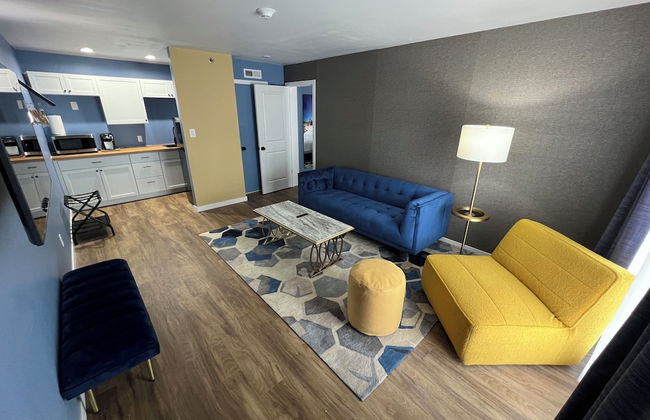 Lighthouse Inn & Suites - Photo 47