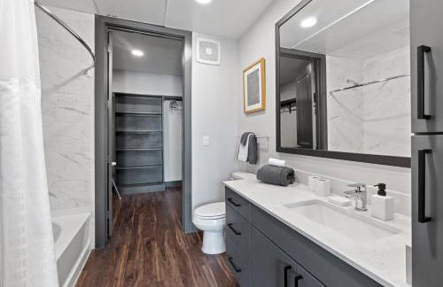 Modern Comfort North Austin with Balcony and Workspace - Foto 35