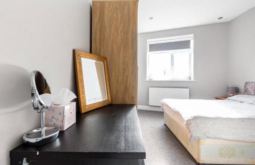 Group Friendly 2 Bed 2 Bath FREE PARKING for 2 Large Vans or up to 4 Cars Zone 2 Sleeps 10 Close to Central London and Zone 2 tube station - Photo 74