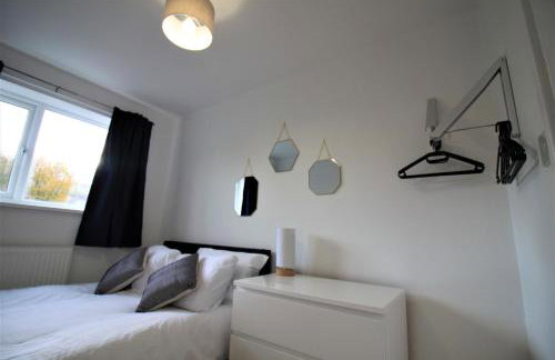 St James House - Charming 3 bed, 2 bathrooms, driveway parking, close to town centre - Photo 13