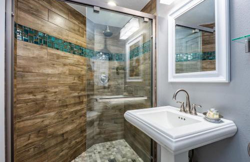 Gorgeous Modern 6BR South Facing Private Pool Hot Tub BBQ Theater 2 Miles Disney - Foto 39