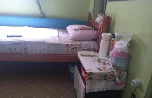 Casa composta por 2 quartos sala cozinha banheiro e uma varanda grande com uma churrasqueira Localizada na Rua Trindade 228 Palmeiras cabo frio na rua da lagoa MOBILIADA WI-FI SUPER ACONCHEGANTE AMBIENTE FAMILIAR - Photo 5
