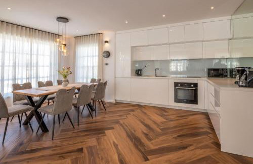 Villa Fiora, a beautiful and modern villa with a pool - Foto 20