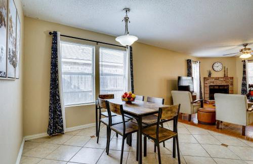 Family Getaway with Fenced Yard in Haltom City! - Foto 10