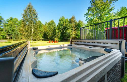 Adirondack Alpine Cabin with Hot Tub, Near Whiteface, Lake Placid, Game Rm, Fenced Yard, Views - Foto 9