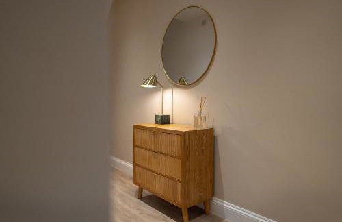 Stunning 2 Bedroom Apartments - City Centre Location, Free WiFi, Free Parking, Spacious Accommodation, Comfort and Style, Freshly Rennovated - Foto 5