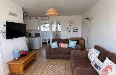 288, Two bed Chalet on Belle Aire Holiday Park - With private veranda, sleeps 5, pet friendly, free Wi-Fi, bed linen and towels included and onsite entertainment available - Foto 6