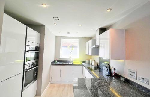 Deluxe Apartment near Cabot Circus w Parking sleeps 5 - Foto 2