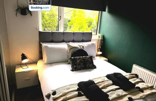 2 Large Bedroom House By Homebird Property Management Short Lets & Serviced Accommodation Leeds With Private Parking & Garden - Foto 4