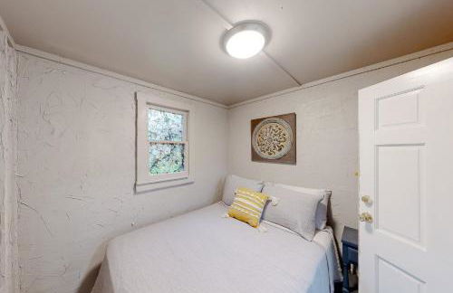 Walk to Medina River Cowboy Cottage with BBQ Pit - Foto 16