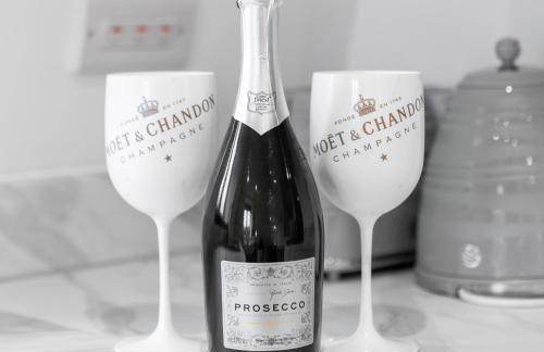 Modern Two Bed Apartment - Balcony & Parking - Netflix 8MC - Foto 6