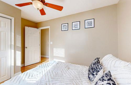 Walk to Transit and Eats! Urban Oasis in Newton - Foto 22