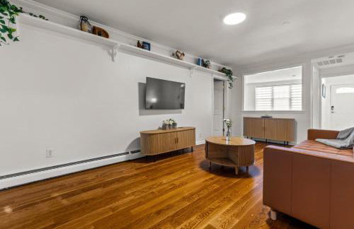 New England Nest - Modern 2BR Home with EV Charger - Foto 16