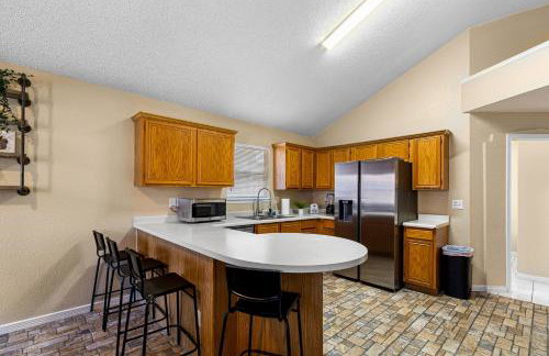 Peaceful West: 4BR Dusk Haven - Foto 6