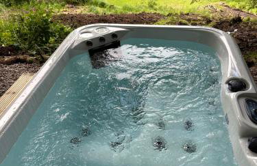 Unique Orchard Lodge for couples with hot tub - Photo 10