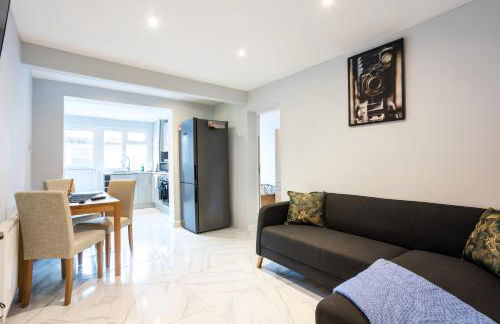 Amazing 3 bedroom, 2 bathroom, ground floor flat with garden, near train Station and bus stop - Foto 13