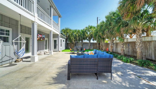 16 Palms by Avantstay Luxury Getaway, Backyard Oasis Pool & Playscape Access - Foto 2, Imagen principal