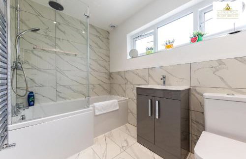 Contractors 3 Bed 2Bath House Free Off Street Parking for 2 Cars WiFi Stevenage Self Catering Sleeps 5 Guests By White Orchid Property Relocation - Foto 16