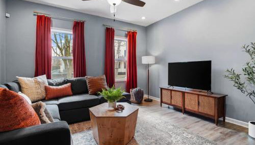 Hot Tub N64 Mins to Downtown Sleeps 8 - Foto 2