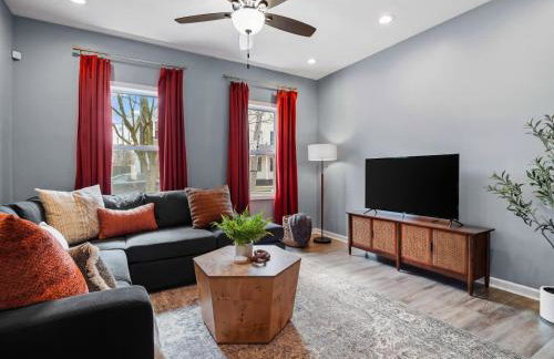 Hot Tub N64 Mins to Downtown Sleeps 8 - Foto 2