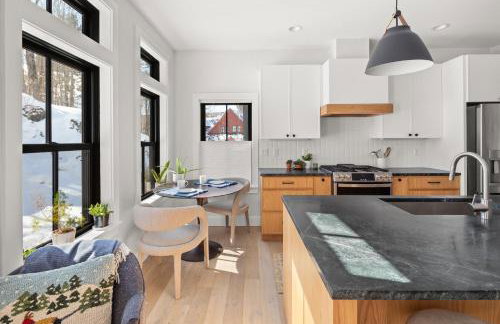 New & Modern Townhouse Close to Skiing, Brand New Hot Tub - Photo 15