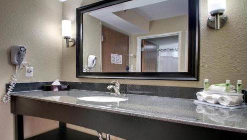 Gated King Bed Hotel Room 252 - Foto 3