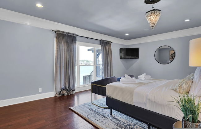 7BR Lakefront Haven Pool Hot Tub Gated 4acres - Foto 16