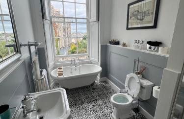 Georgian 4 Bedroom 3 Bathroom New Town Apartment - Foto 24