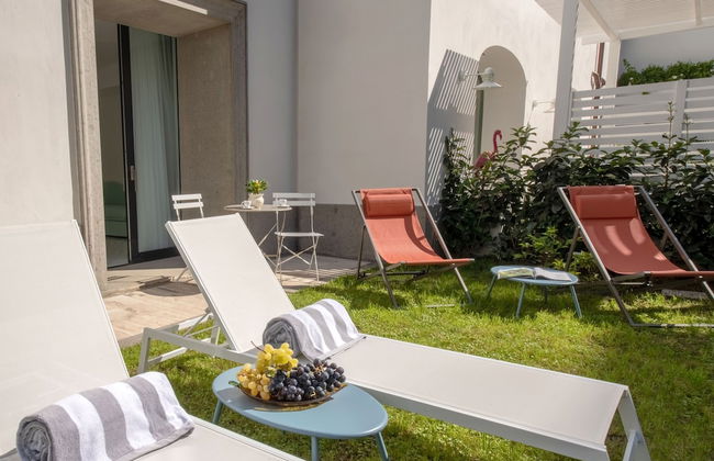 Luxury Suite with Garden and Jacuzzi - Photo 21