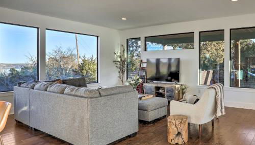 Lake Granbury Views and Game Room! Modern Escape - Foto 5