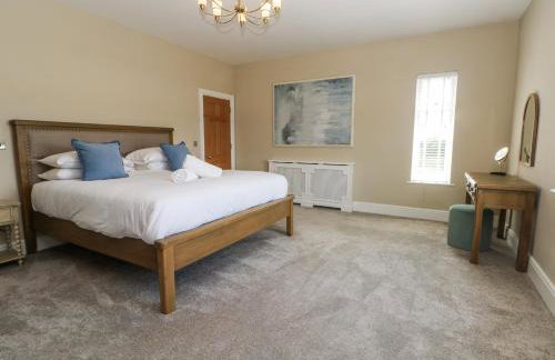 Meadow Manor And Spa - Photo 41