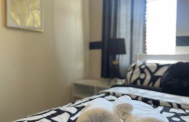 The Hive 2-Bed Apartment with Kitchen and Private Bathroom in Lively Monton Village - Sleeps 4 - Free WiFi - Parking Nearby - Foto 17