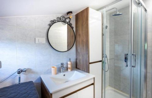 Beautiful Apartment In Cabrunici - Foto 30