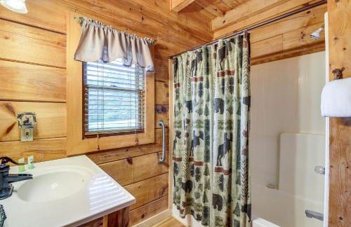 Sevierville Cabin with Wraparound Deck and Lake Access - Foto 15