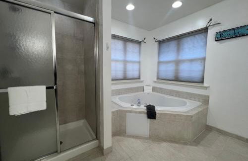 Luxury Villa with Hot Tub, Two Fire Pits, King Bed Suite, Game Room & Fenced Yard - Foto 34