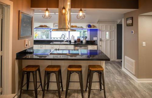 Family Home with Private Pool Yard Only 24 Mi to Disney - Foto 21