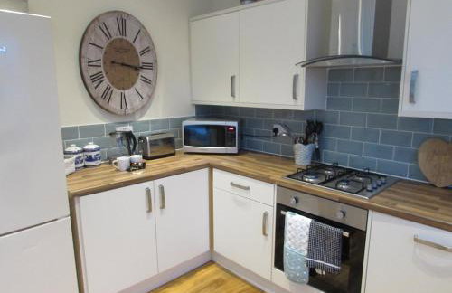 Apartment 1 Exquisite two king bedroom with en suites - close to the town centre, rail, airport and theatre - Photo 3