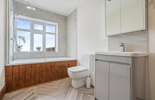 #111 New Farm with hot tub and Sauna - Sleeps 18 - Near Elmore Park - " Perfect for Contractors and Families - Parking space for 10 cars" - Foto 29