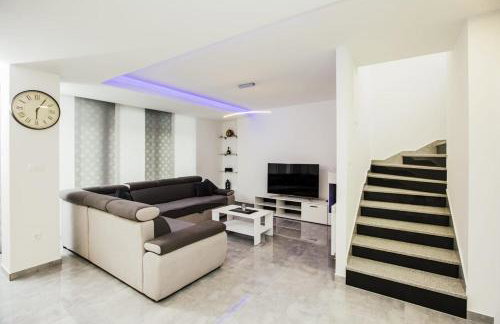 Holiday home Leko with outdoor pool and hot tub , can fit 22 people - Foto 4