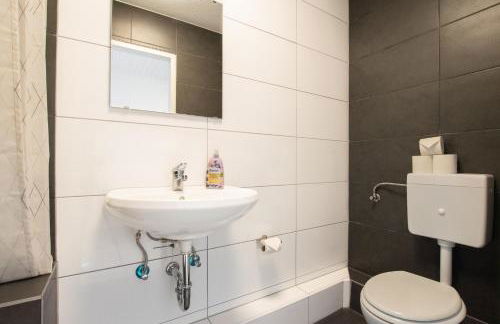 Tolstov Apartments - City Apartments with 2 , 3 and 6 Rooms - 15 Min to Messe DUS and Old Town DUS - Foto 31