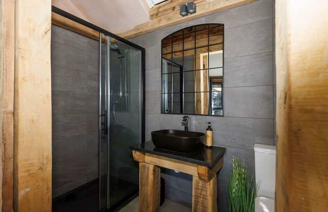 Romantic Countryside Lodge With Hot Tub - Photo 3