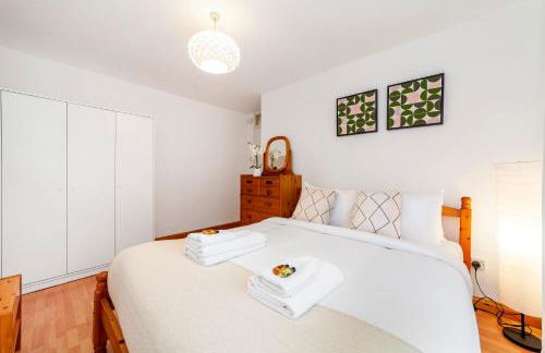 Bright 2BR flat off trendy Chiswick High Road - Photo 27