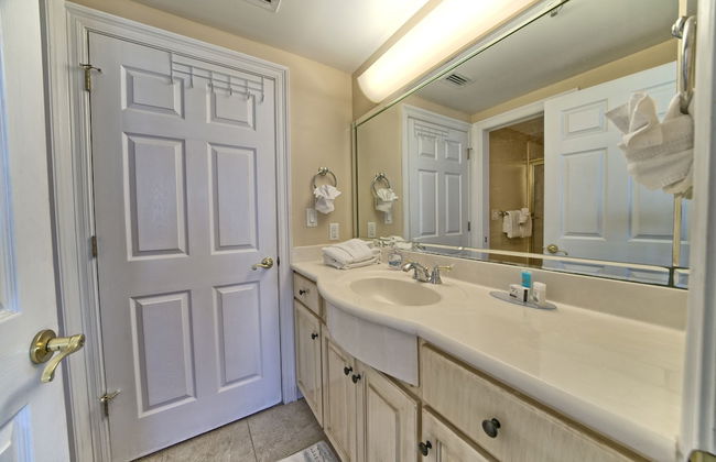 Beautiful Beachfront Condo with Pool View - Unit 0203 by RedAwning - Foto 25