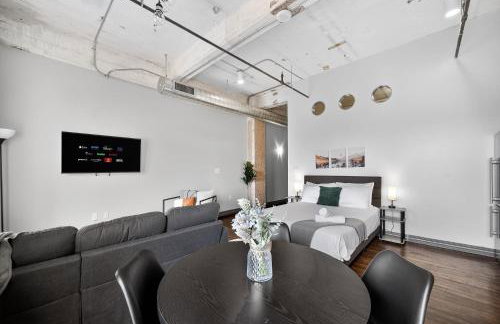 Stunning Downtown Apartment with Pool, Laundry, Parking - Foto 18